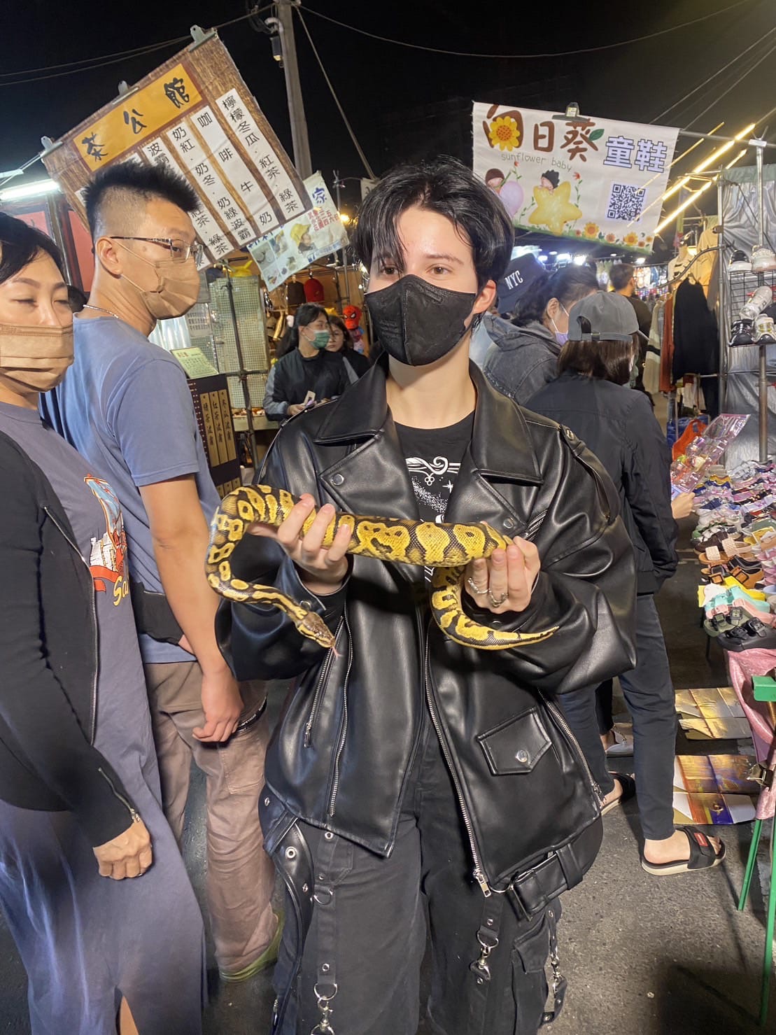 Julie Böcke macht Bekanntschaft mit einer Schlange auf dem Garden Night Market Tainan