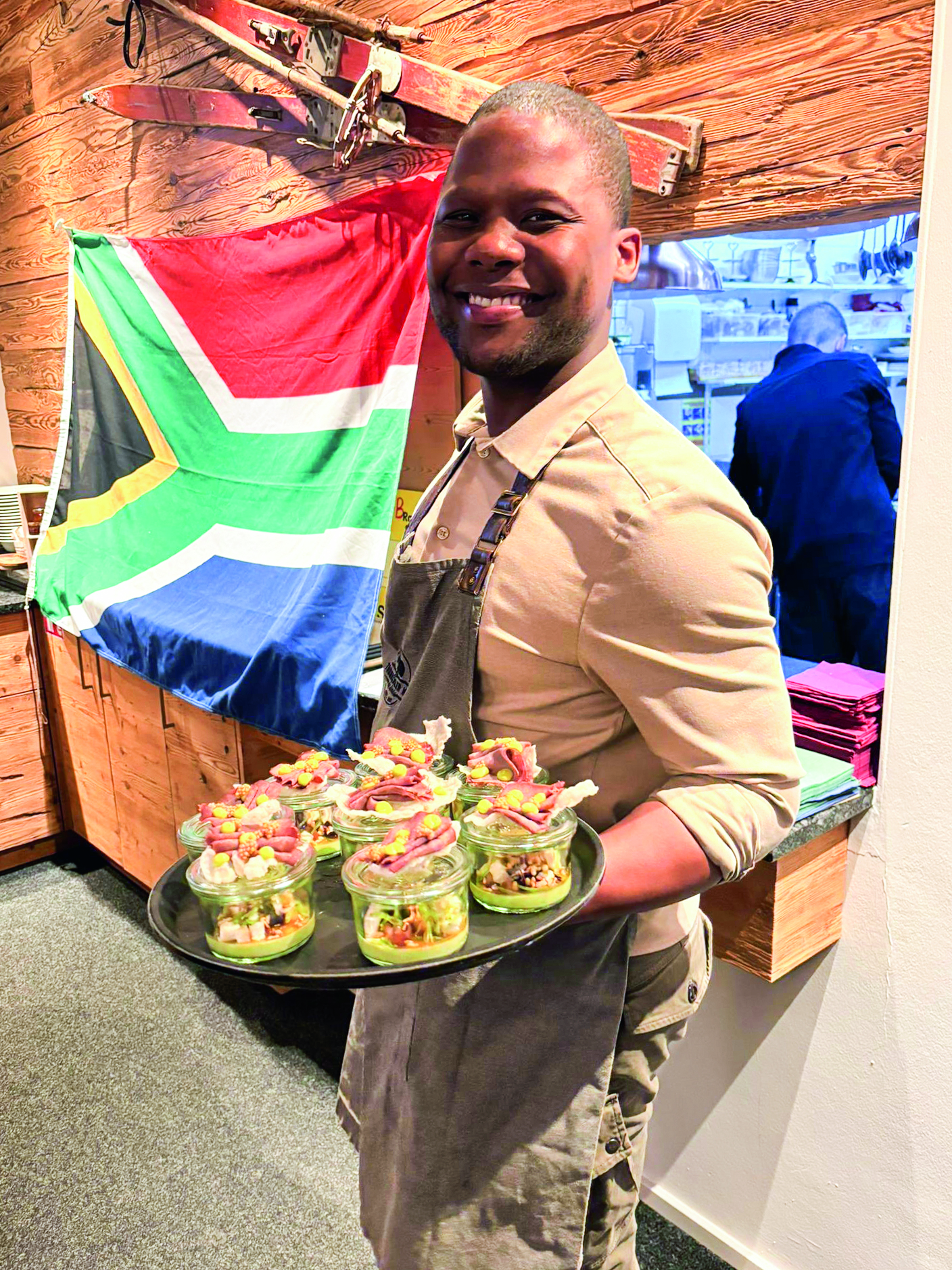 Sim Ndawonde beim Servieren der afrikanischen Köstlichkeiten Sim Ndawonde beim Servieren der afrikanischen Köstlichkeiten