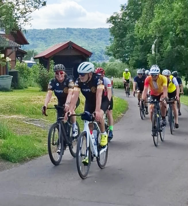 Radfahren für den guten Zweck – rund 20, manchmal auch deutlich mehr Radler sind auf jeder Etappe dabei Radfahren für den guten Zweck – rund 20, manchmal auch deutlich mehr Radler sind auf jeder Etappe dabei