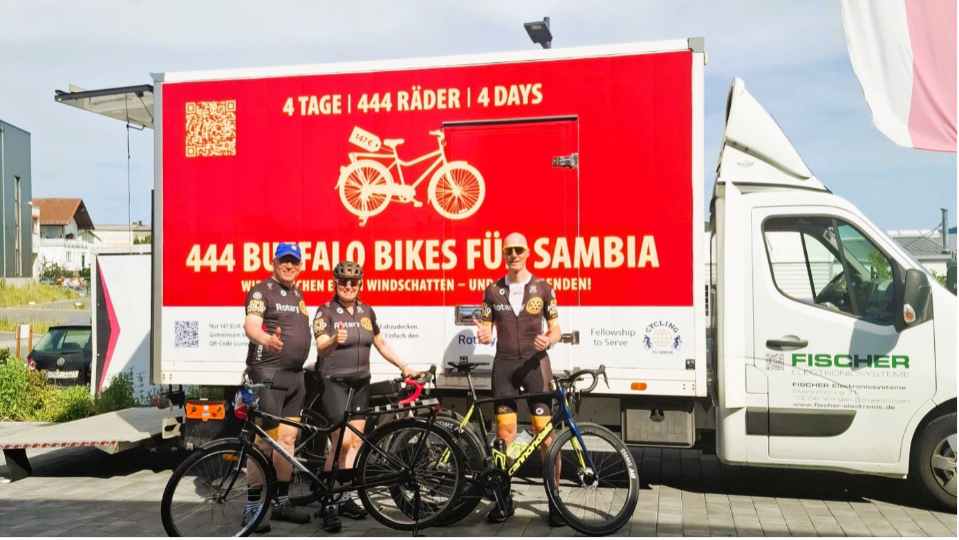 Bereits im Taunus fuhren rotarische Radler für das Projekt – immer begleitet vom Tour-Truck, der neben Zubehör und Ersatzteilen die Tour-Botschaft transportierte Bereits im Taunus fuhren rotarische Radler für das Projekt – immer begleitet vom Tour-Truck, der neben Zubehör und Ersatzteilen die Tour-Botschaft transportierte