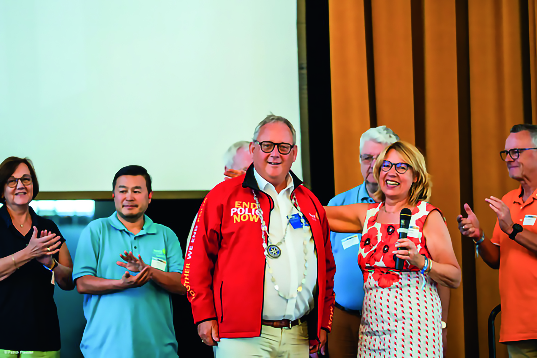 Inmitten der Assistant Governor nahm Peter Honsel von Karin Schulze die Amtskette entgegen Inmitten der Assistant Governor nahm Peter Honsel von Karin Schulze die Amtskette entgegen