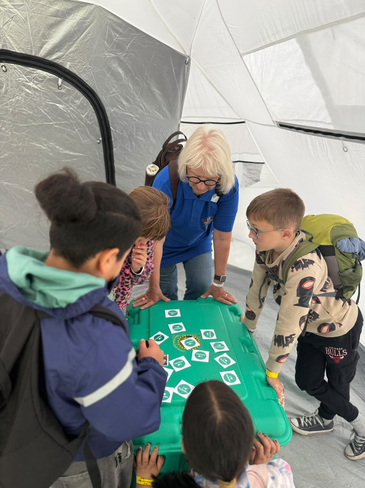 Viel Spaß hatten Kinder beim Memory-Spiel im ShelterBox-Zelt Viel Spaß hatten Kinder beim Memory-Spiel im ShelterBox-Zelt