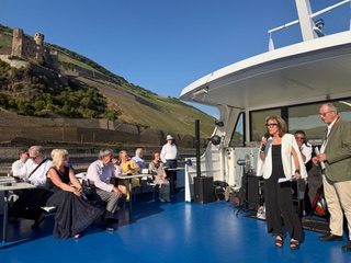 Governerin Gisela Falk mit Präsident Caspar Söling bei der Vorbeifahrt an der Burg Ehrenfels Governerin Gisela Falk mit Präsident Caspar Söling bei der Vorbeifahrt an der Burg Ehrenfels