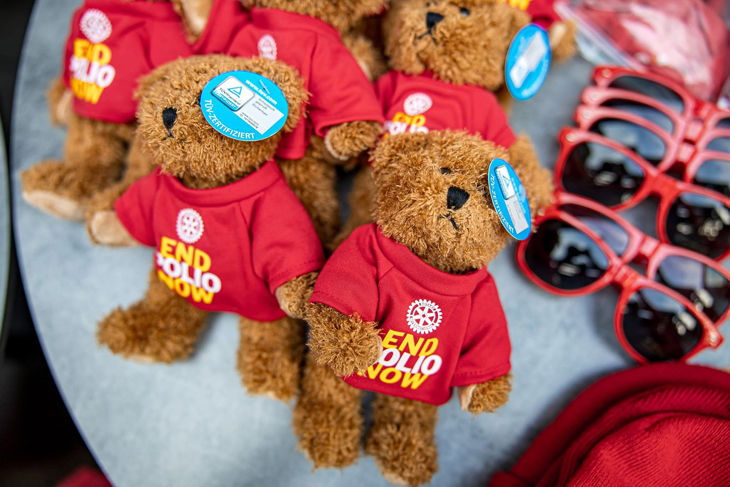Durften nicht fehlen: Polio-Bären und Accessoires wie Mützen, Brillen, Socken