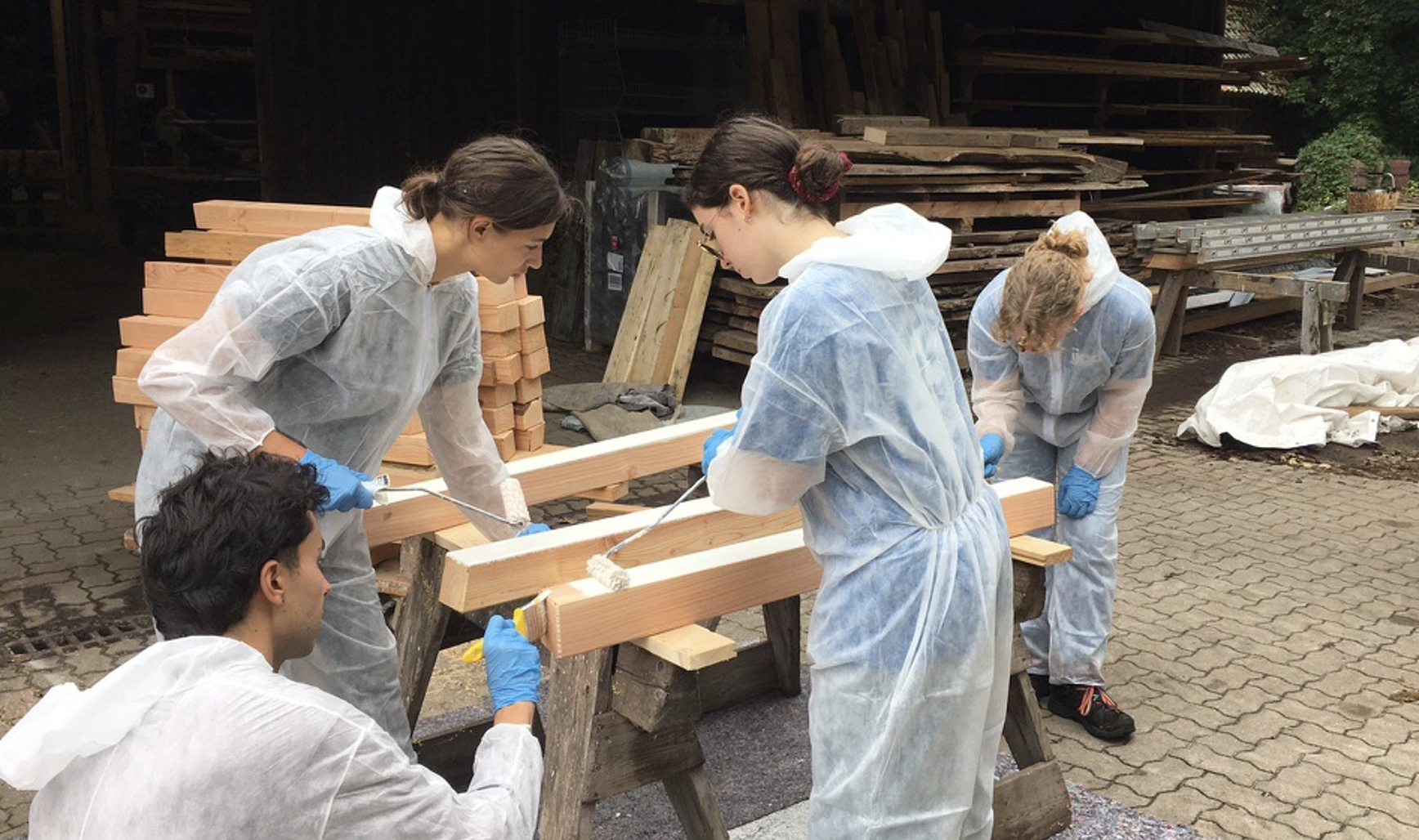 Holz zuschneiden, streichen, zusammenbauen… Es gab viel zu tun Holz zuschneiden, streichen, zusammenbauen… Es gab viel zu tun
