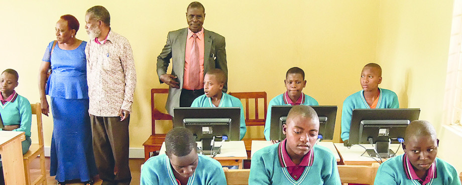 Elementarbildung Lesen & Schreiben - Computerschule für Tansania