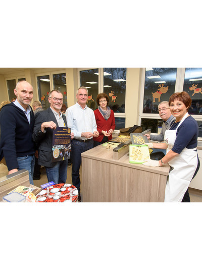 EINBECK-NORTHEIM - Governorin hilft beim Keksebacken