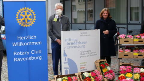 Rotarier spenden Blumen und Schutzmasken für Bruderhaus