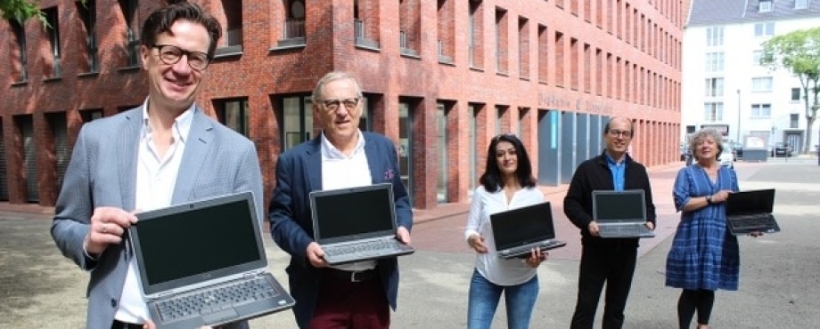 Düsseldorf-Schlossturm - 60 Laptops fürs Homeschooling gespendet