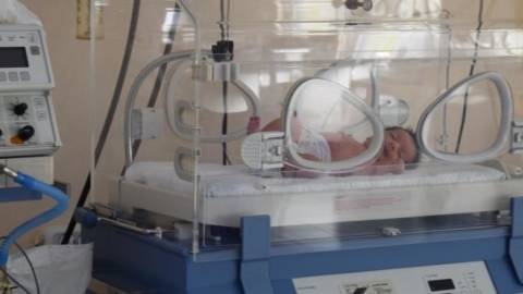 Sechs Brutkästen für bulgarische Babys