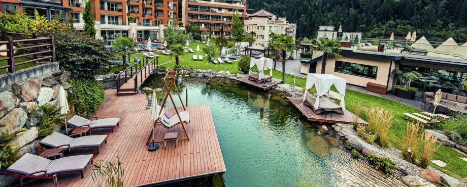 Gewinnen Sie zwei Nächte im Südtiroler Quellenhof - Schick: Pool aus Glas mit Bergblick