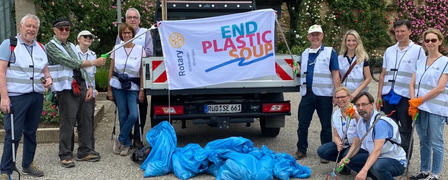 Rheingau - Vereinte Rotarier sammeln Müll am Rheinufer