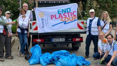 Vereinte Rotarier sammeln Müll am Rheinufer