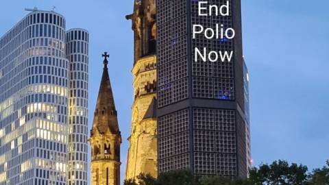 Das Motto groß am Glockenturm: End Polio Now!
