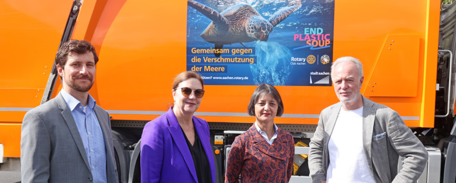 Müllvermeidung - Schildkröte wirbt in Aachen auf Müllfahrzeug für End Plastic Soup
