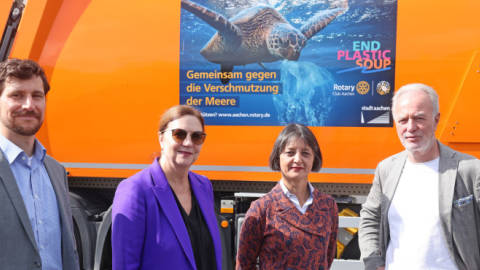 Schildkröte wirbt in Aachen auf Müllfahrzeug für End Plastic Soup