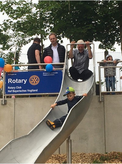 Mit Schwung ins Glück  - Hofer Rotarier spenden für Rutschbahn