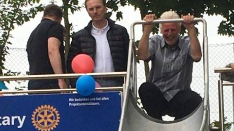 Hofer Rotarier spenden für Rutschbahn