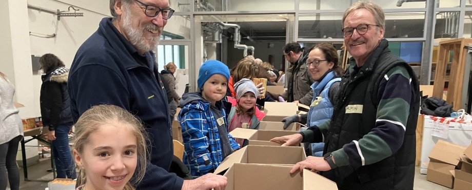 Lebensmittel für die Ukraine - Gemeinsam stark: Nürnberger Rotarier packten 3000 Care-Pakete