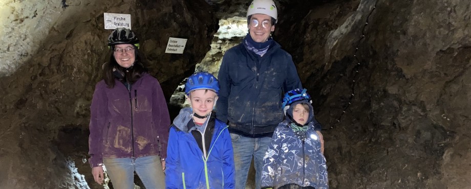 D1900 - Fröhliche Höhlenforscher beim Familientag