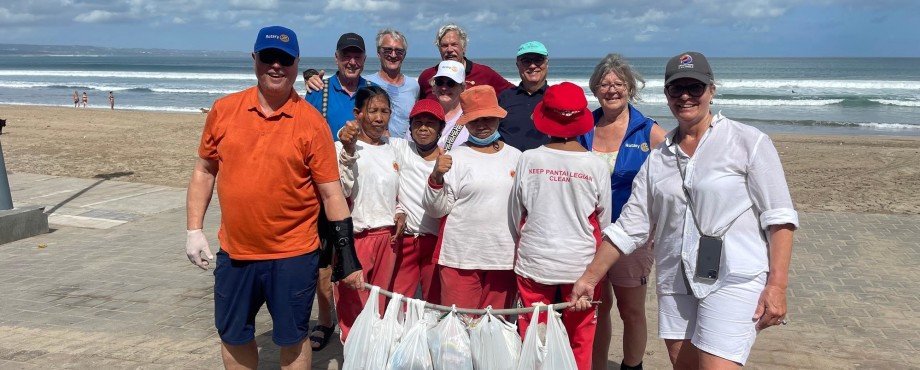 Rotary-Mitglieder säubern Strandabschnitt auf Bali zusammen mit Einheimischen