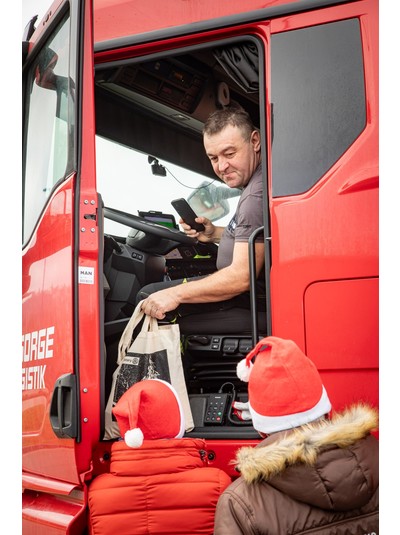 Bescherung an der Autobahn - Weihnachtliche Überraschung von Rotary