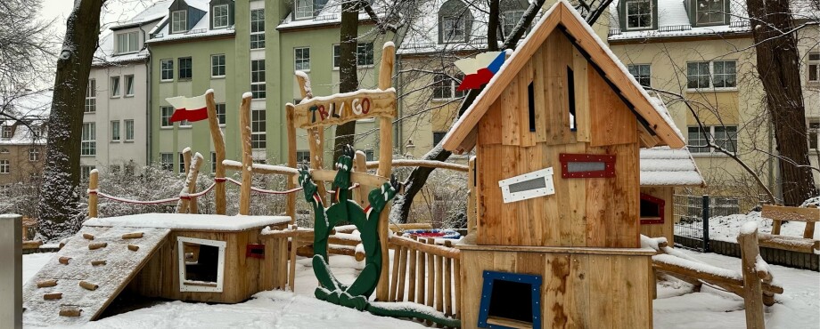 Holzspielburg als Attraktion für Kinder in Zittau