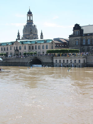 Rotary Clubs spenden - Der Kampf gegen das Hochwasser