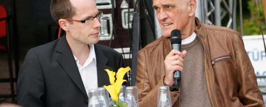 Fußballfest zwischen Sport und Nostalgie - Viel Prominenz auf dem Rasen