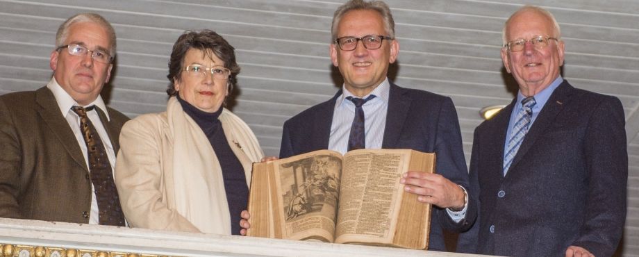 CELLE - Ankauf historischer Bibel unterstützt
