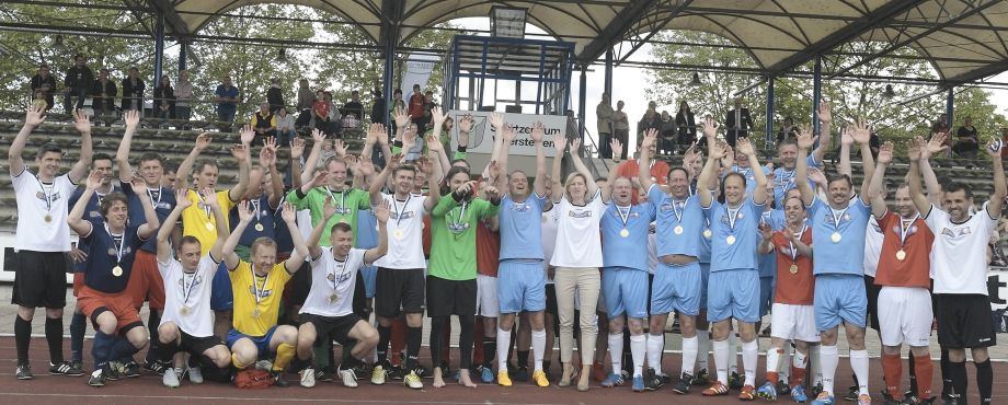 Fußball für den guten Zweck - Rotary trifft Nationalspieler - und Kinder gewinnen