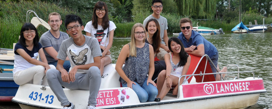 Tretboot-Premiere - Studenten aus Taiwan beim Sommerspaß in Brandenburg