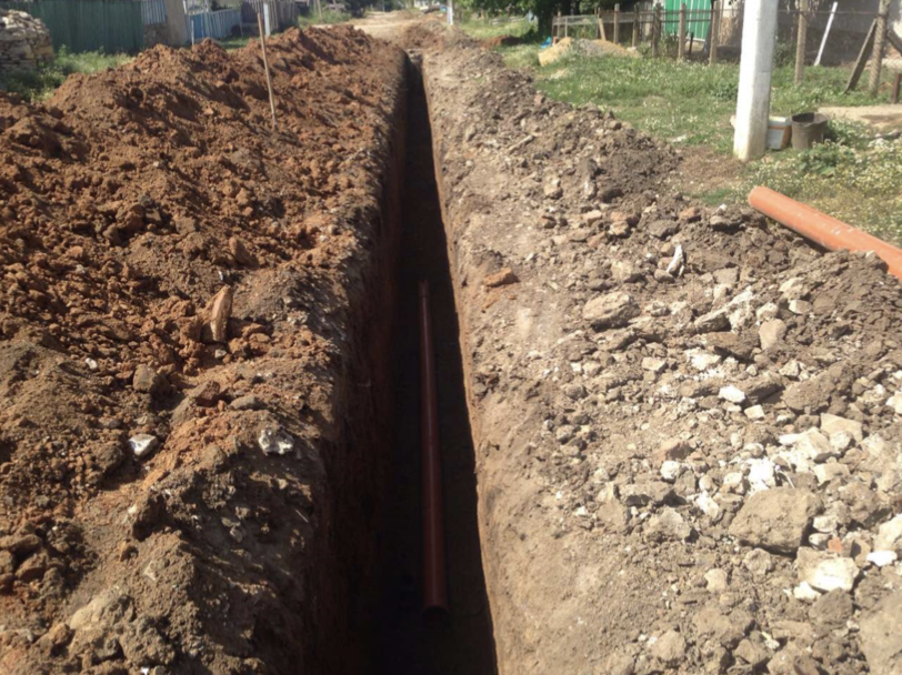 Wassergräben, Kläranlagen und neue Leitungen sollen die Wasserver- und -entsorgung in Copceac, Moldau, endlich verbessern.