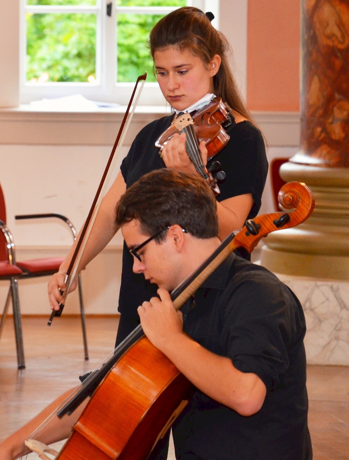 Bobby Kostadinov (18) am Violoncello und seine Schwester Diana Kostadinova (15) an der Violine. Beide wurden entsandt vom RC Leipzig Herbst 89 und haben schon mehrfach am Sommerkurs teilgenommen. 