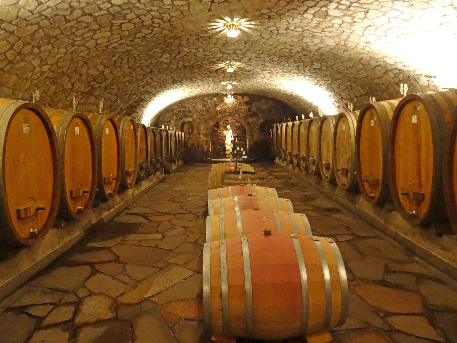 Männles Weinkeller: der größte naturstein gemauerte und freitragende Gewölbekeller der Ortenau