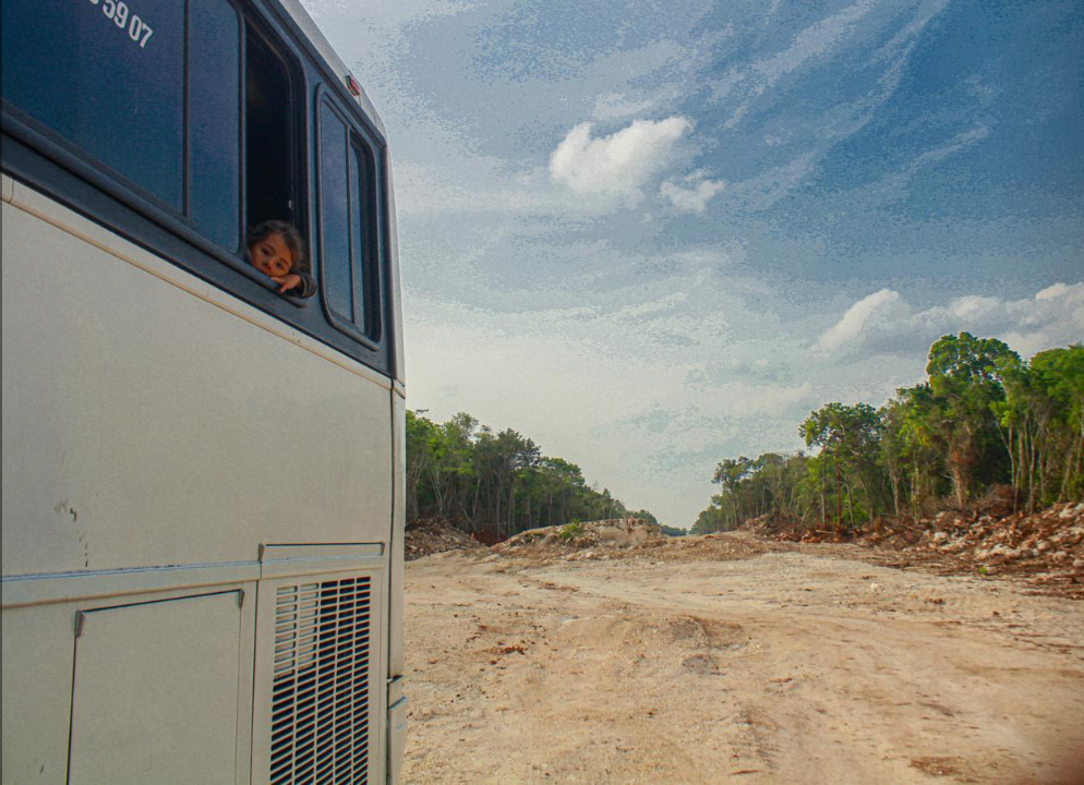 Ein Bus der Karawane „Der Süden widersteht“ im zerstörten Regenwald der Baustelle des 5. Streckenabschnitts des Tren „Maya“.