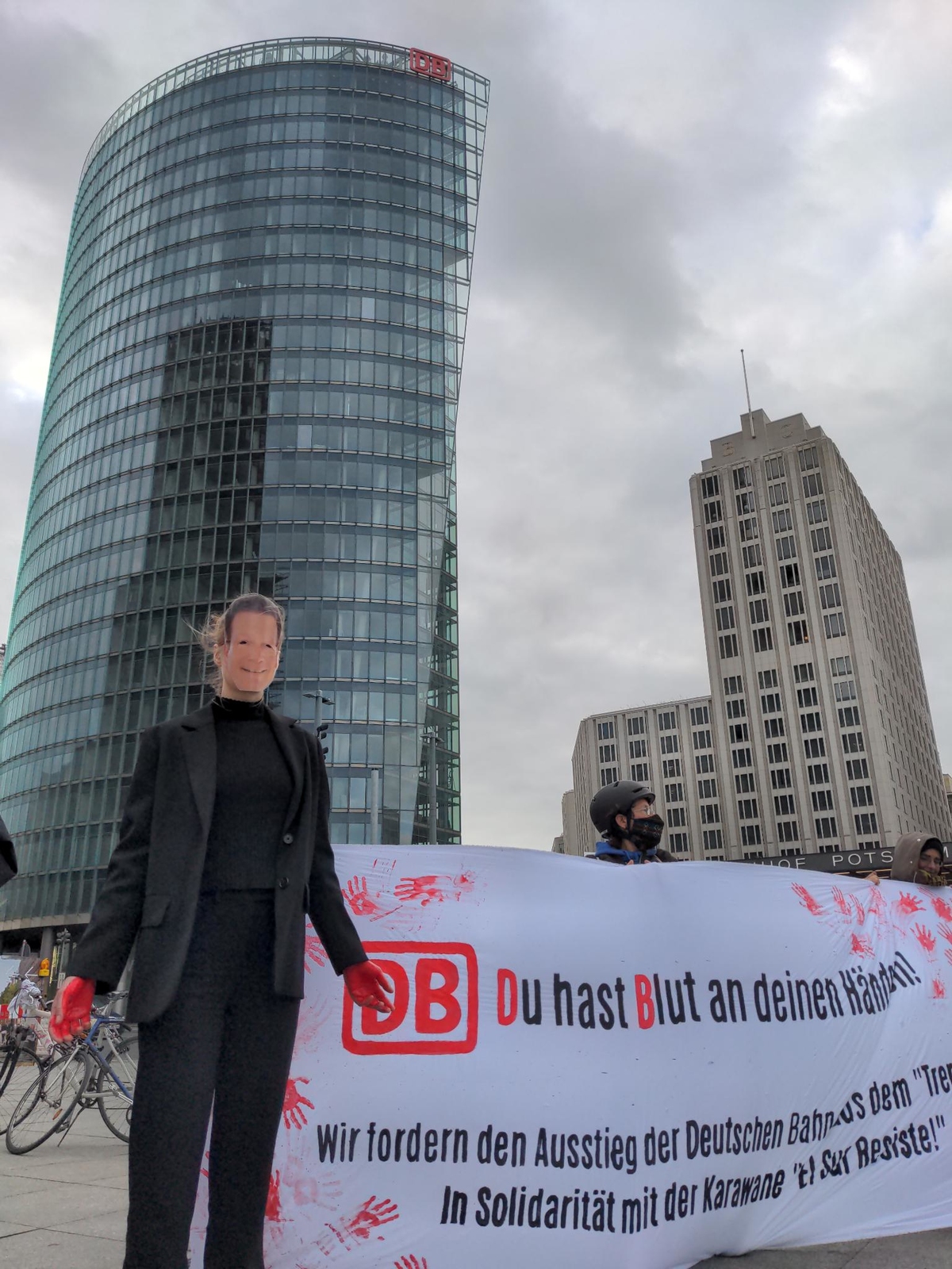 Die Karawane wird auch von Solidaritätsaktionen in Deutschland begleitet – Protest vor dem Bahntower am Potsdamer Platz in Berlin