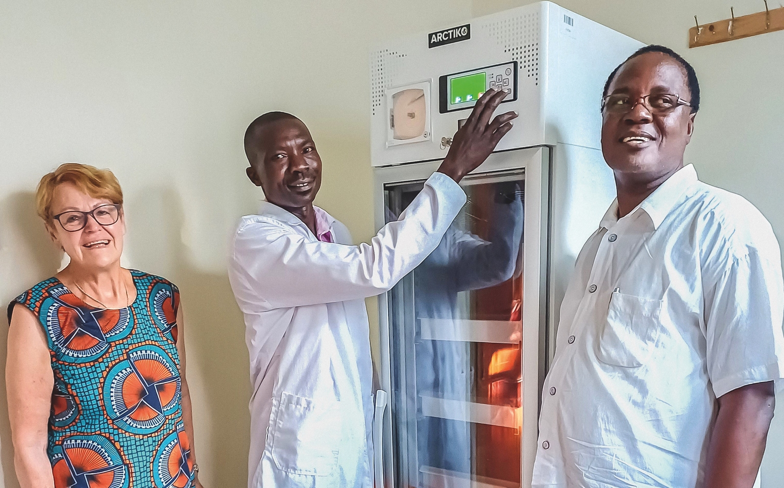 2024, Lebensrettender Kühlschrank für Uganda, d1841