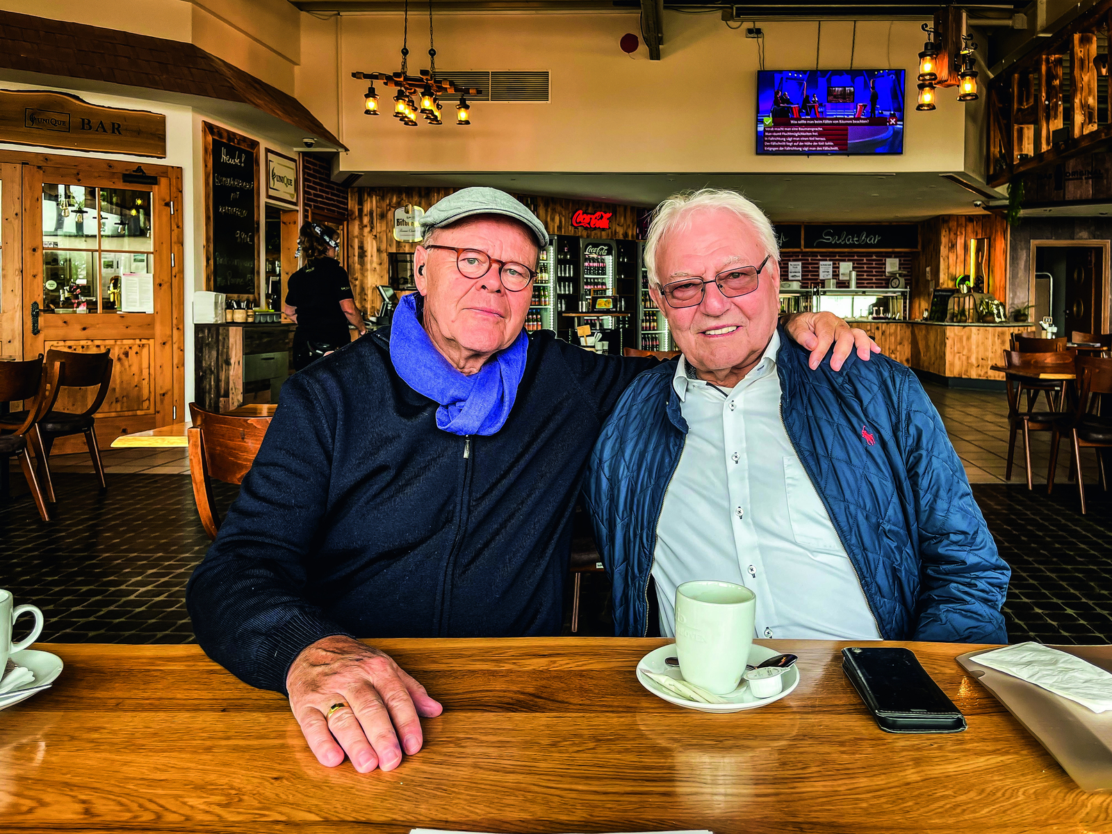 Autor Peter Pauls (links) aus dem RC Köln-Ville ist Journalist und Vorsitzender des Kölner Presseclubs. Vor allem als Korrespondent für deutschsprachige Tageszeitungen war er in Afrika unterwegs. Die Liebe zum Kontinent blieb. Auf dem Foto an seiner Seit