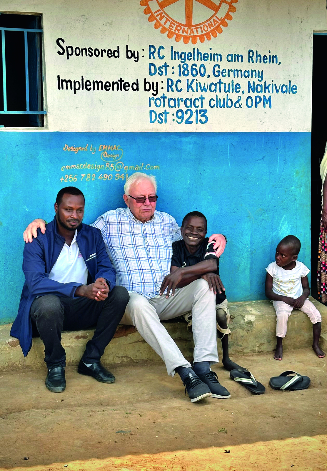 Ein Team sind Paul Mushaho (links) aus dem Kongo vom Rotaract Club Nakivale und Rolf Mengel (Mitte) vom RC Ingelheim am Rhein