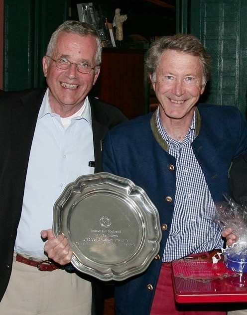 So sehen Ieger aus: Helmut von Toll (rechts) mit Bruno Meissner, Stifter des Wanderpokals und Turnierdirektor der Rotary-Golfweltmeisterschaft 2019. 