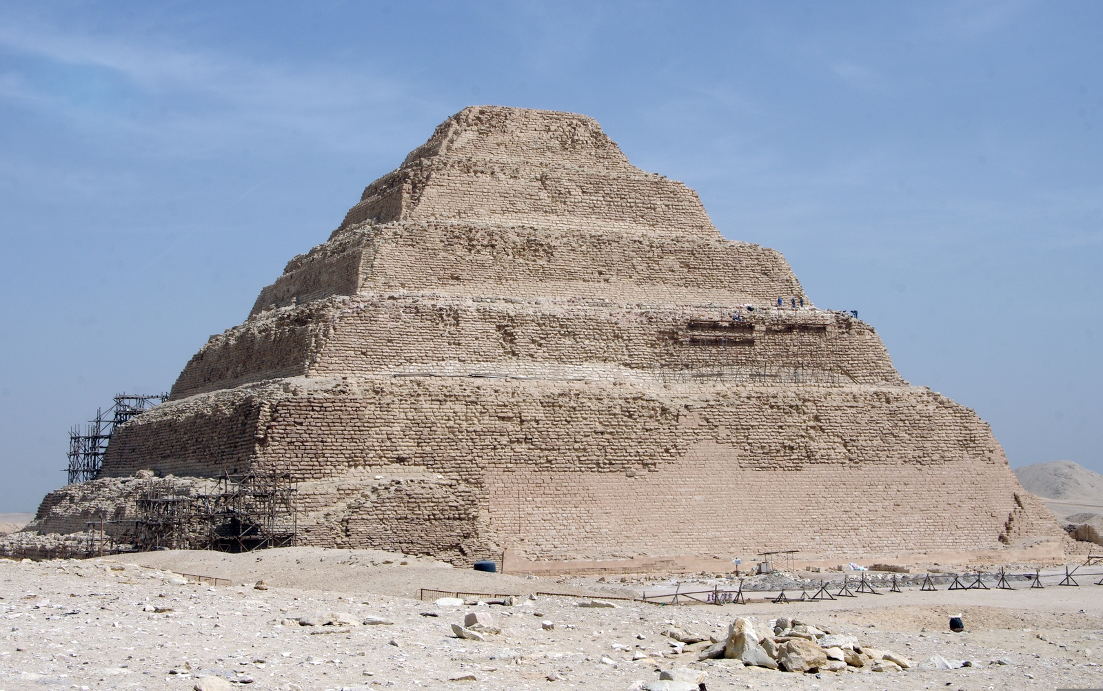 Die Stufenpyramide des altägyptischen Königs Djoser aus der 3. Dynastie des Alten Reiches um 2700 v. Chr ist die älteste, mit einer Höhe von 62,5 Metern die neunthöchste der ägyptischen Pyramiden