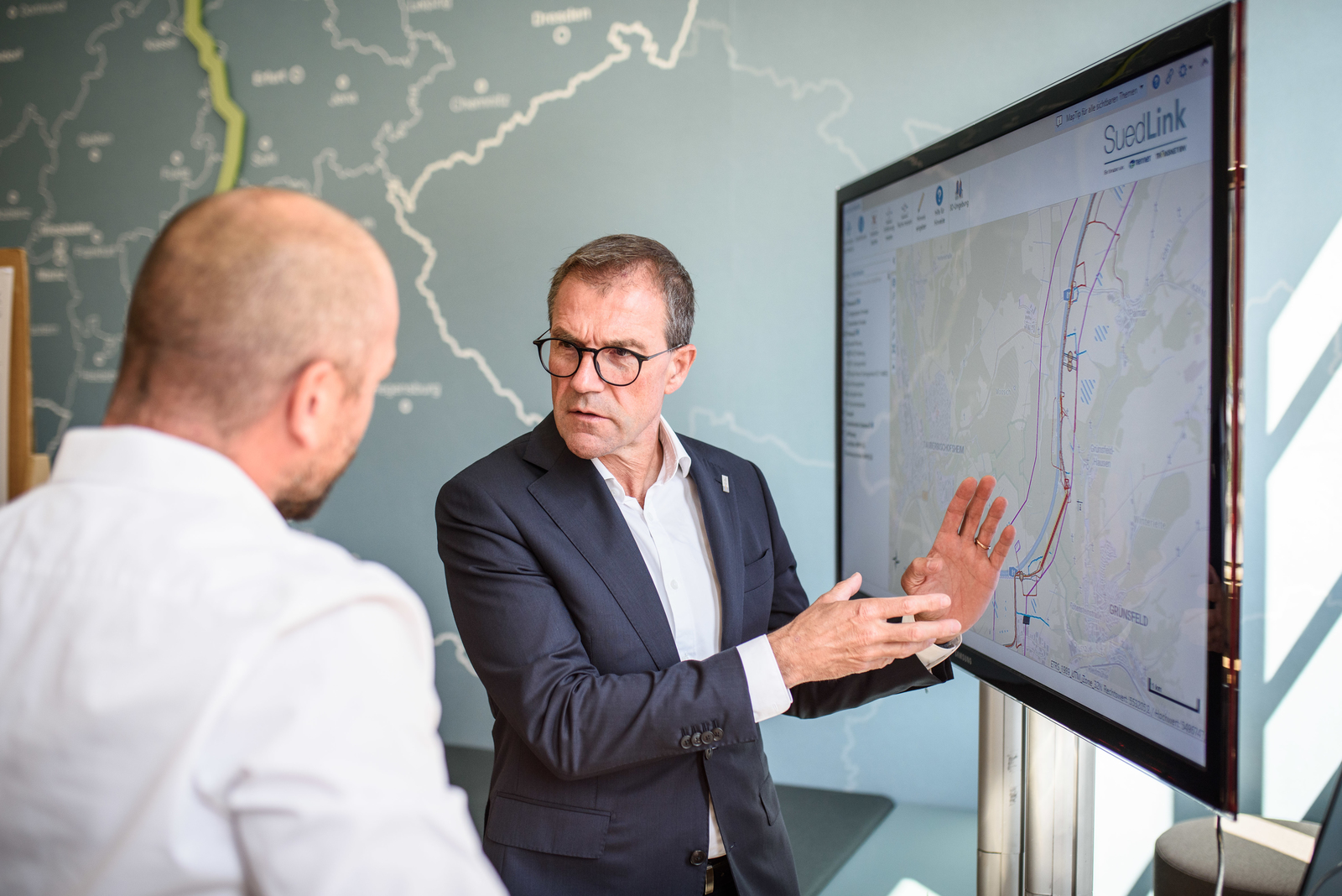 Andreas Schell erklärt den Verlauf der Stromtrasse Suedlink 