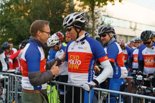 Links: Club-Präsident Marc Hilbert wünscht Sven Schöpker einen guten Start