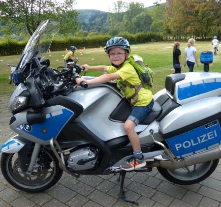 Früh übt sich ... - auch wenn das kein Fahrrad ist. Aber Begleit-Fahrer werden ja auch immer gebraucht.