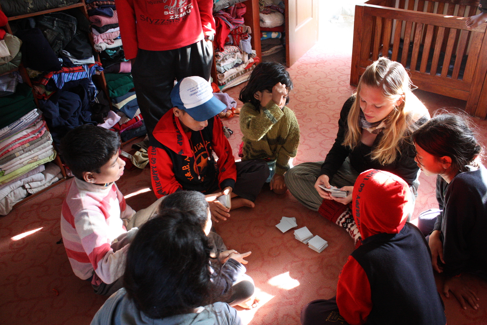 Memory - im Waisenhaus in Nepal spielt Gesa Körte während ihres sozialen Jahres mit den Kindern.
