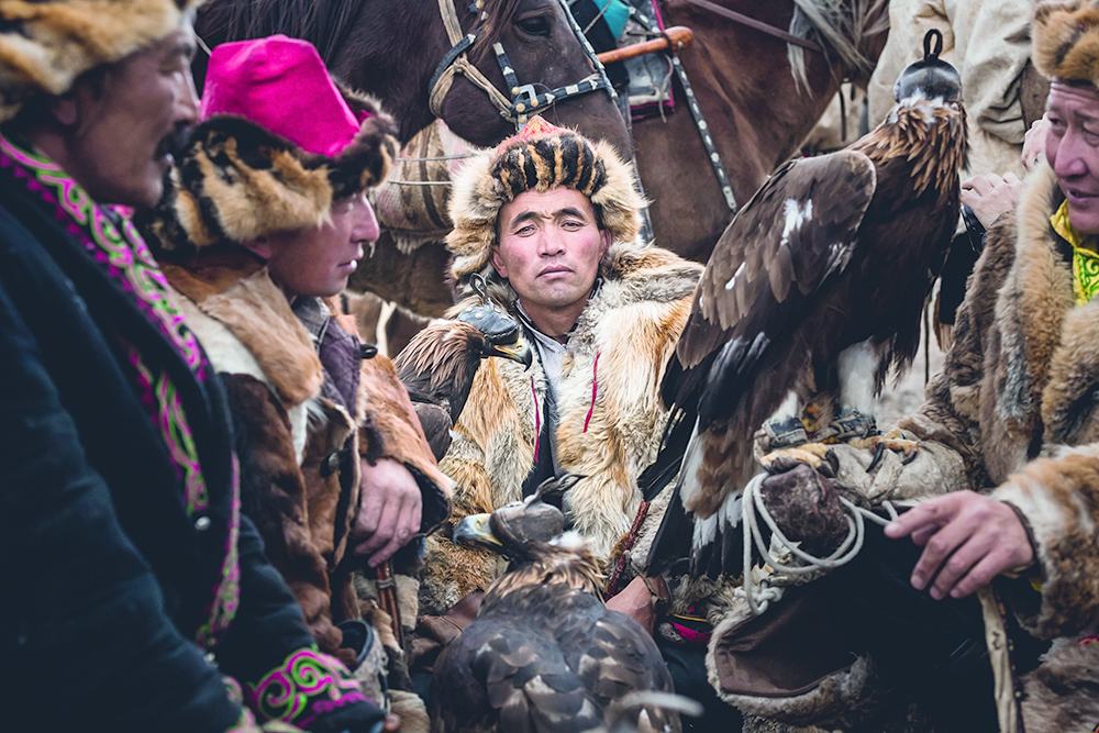 Fachsimpelei gehört dazu:  Die Adlerjagd lebt von jahr­tausendealten Erfahrungen  der Kasachen