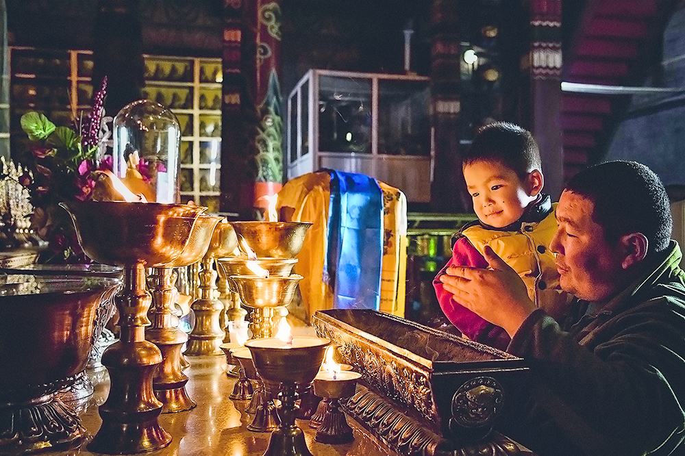 Leuchtende Kinder- augen in einem  buddhistischen Tempel