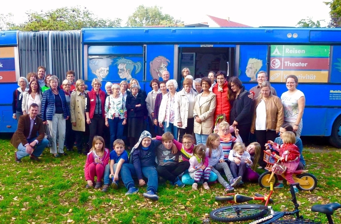 Ein Bus tourt durch die Orte an der deutsch-polnischen Grenze im Distrikt 86, um Spiel, Spaß und Lernhilfen zu bringen.