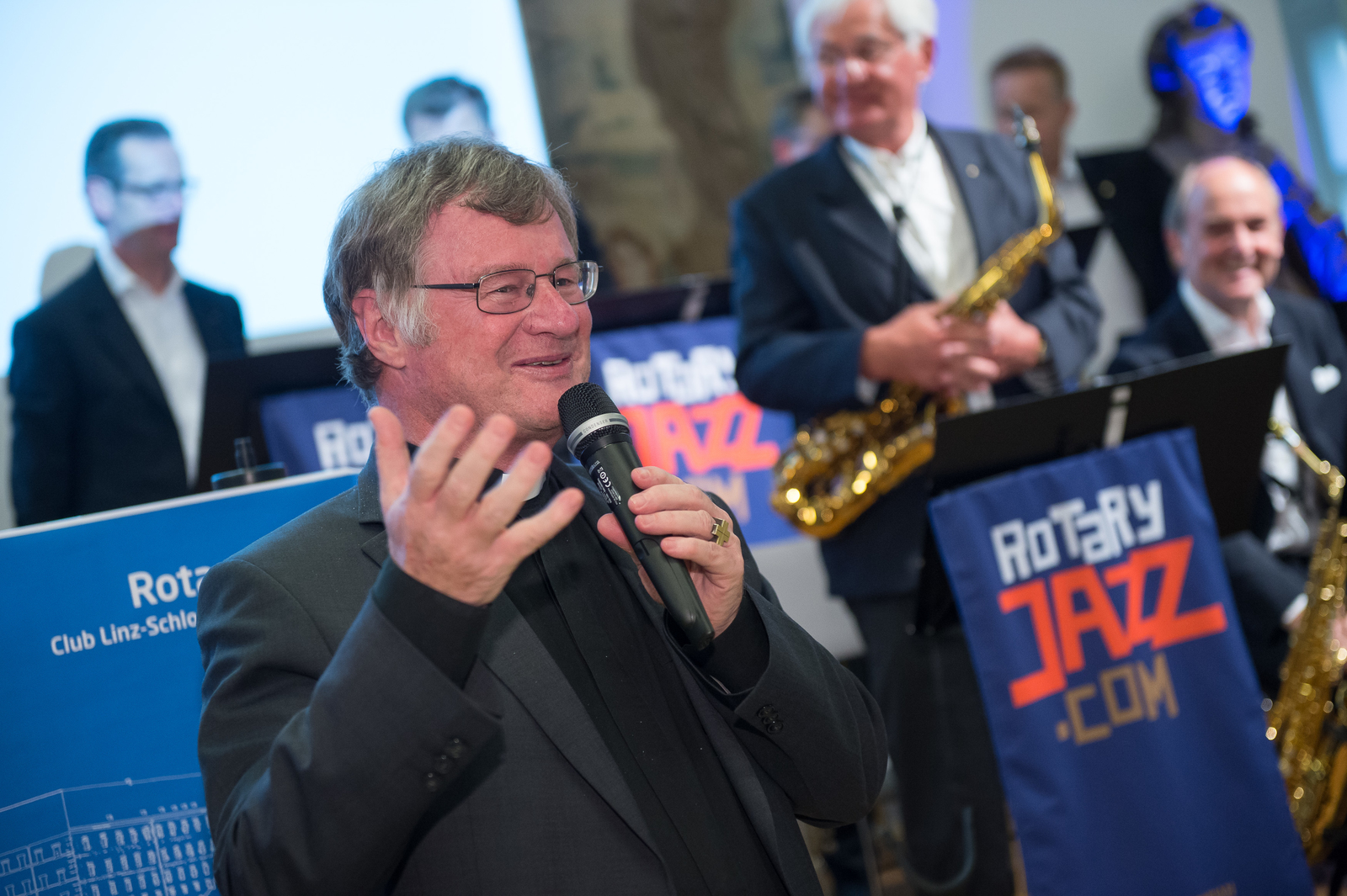 Diözesanbischof Manfred Scheuer (vorn) wandte sich mit mahnenden Worten an die Jung-Rotarier. Für Unterhaltung sorgte die Rotary-Jazz-Band.
